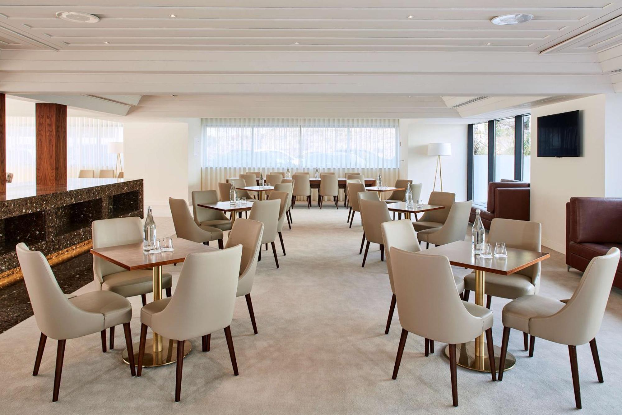 ホテル チボリ カルボエイロ カルヴォエイロ エクステリア 写真 The lounge at London Heathrow Airport