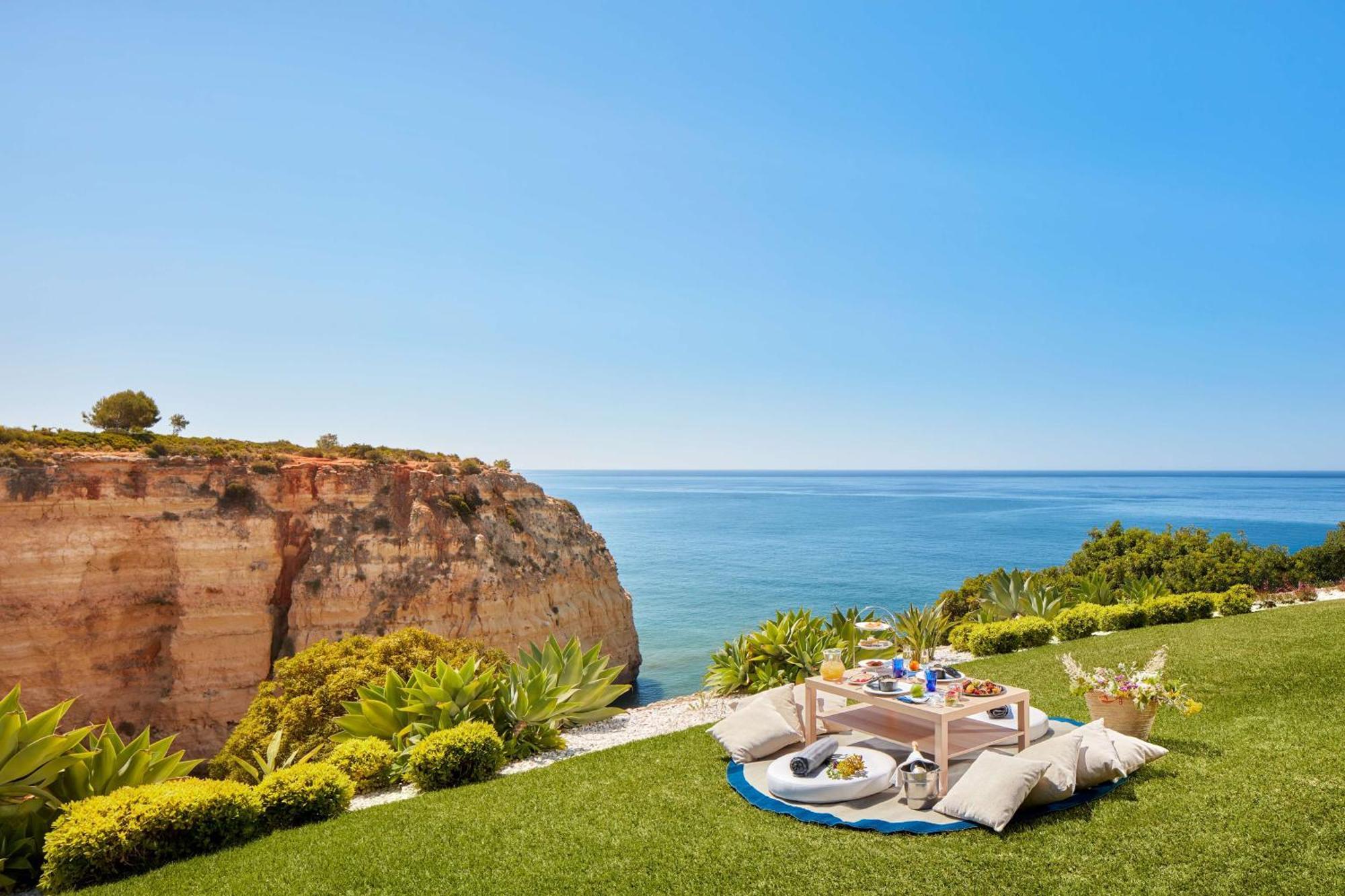 ホテル チボリ カルボエイロ カルヴォエイロ エクステリア 写真 The cliffside gardens at the resort